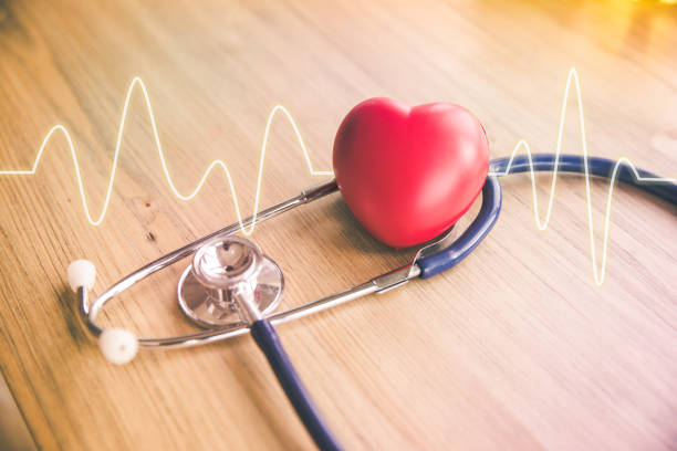 estetoscópio e vermelho coração com eletrocardiograma - equipment listening red stethoscope - fotografias e filmes do acervo