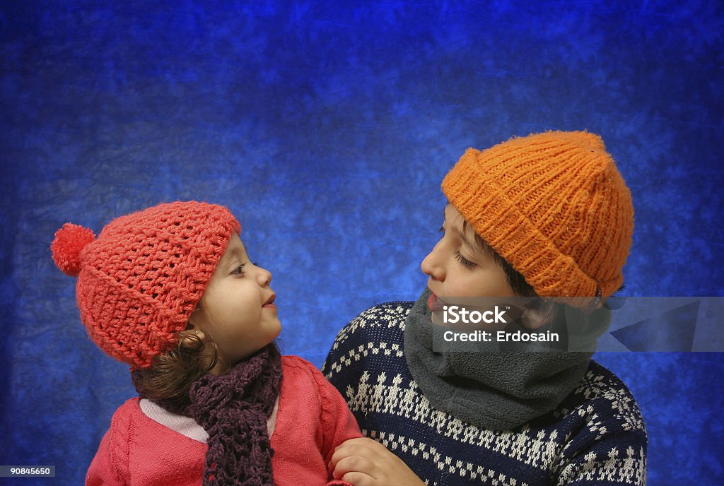Brat i siostra, zabawy w zimowej - Zbiór zdjęć royalty-free (Brat)