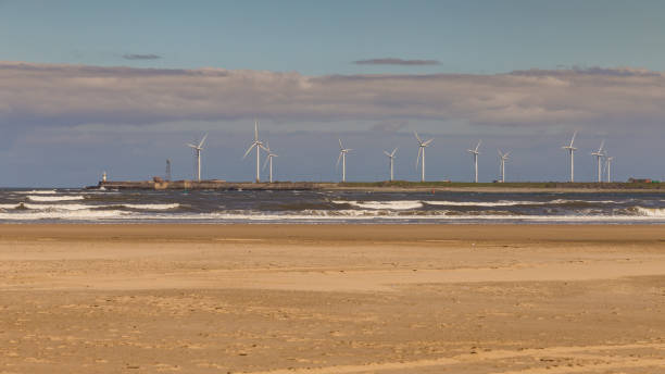 turbinas de viento en la costa del mar del norte, hartlepool, reino unido - hartlepool fotografías e imágenes de stock