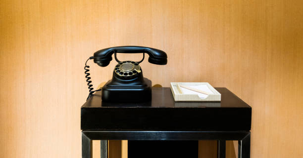 teléfono retro en una mesa de madera - telephone old old fashioned desk fotografías e imágenes de stock