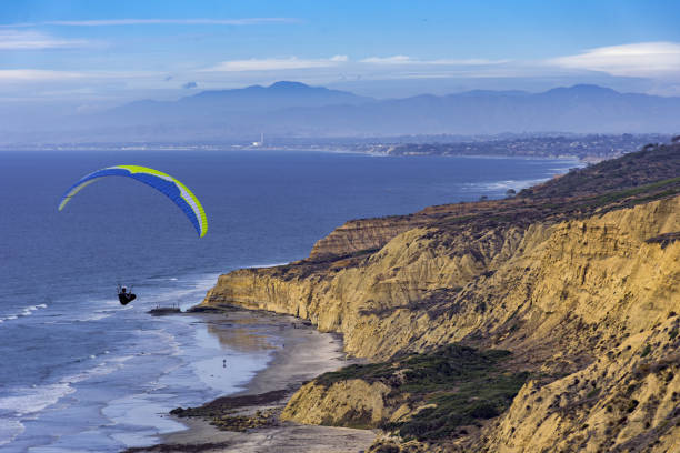 повесить планер парящий на торри пайнс ла хойя калифорния сша - torrey pines state reserve стоковые фото и изображения