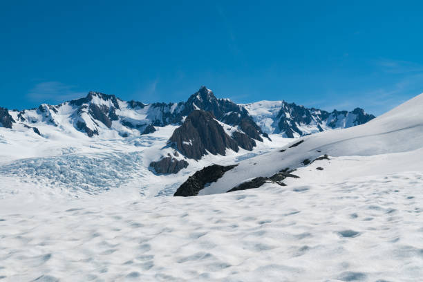 istock Cook Mount with snow landing and clear blue sky background 908459582