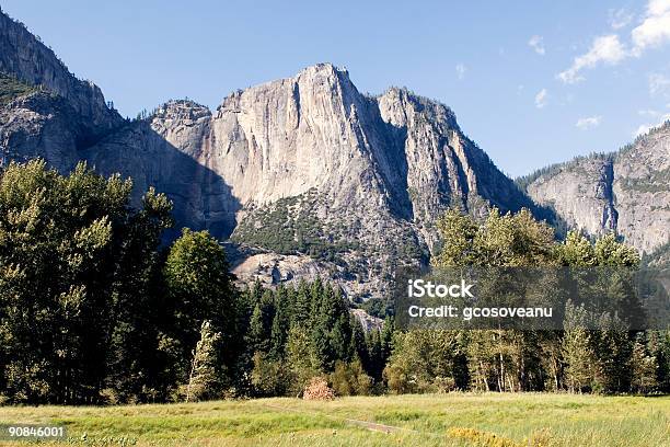 Mountain View Vale Yosemite Califórnia - Fotografias de stock e mais imagens de Mountain View - Califórnia - Mountain View - Califórnia, Califórnia, Estrada de montanha