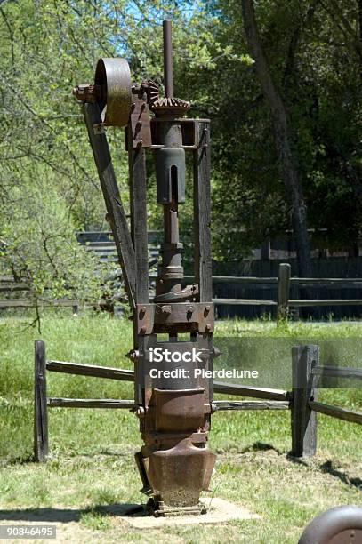 Old Aceite Pumpjack Foto de stock y más banco de imágenes de Anticuado - Anticuado, Antigualla, Atragantarse