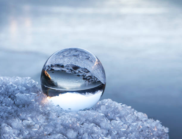 bola de cristal con reflejos de lago de montaña en invierno - ice crystal winter nature ice fotografías e imágenes de stock