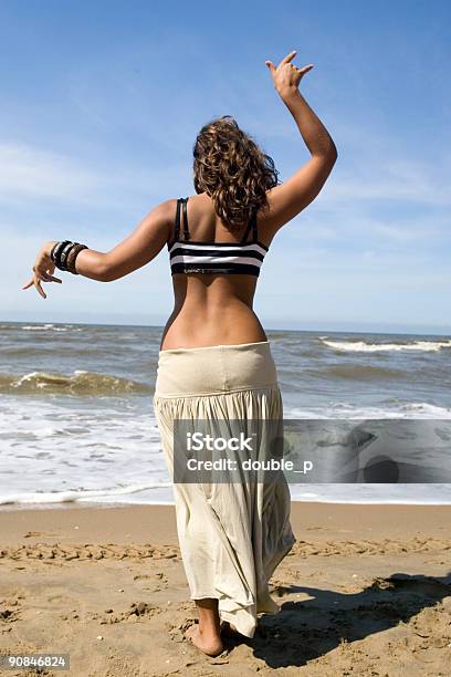 Spiaggia Di Danza - Fotografie stock e altre immagini di Adulto - Adulto, Ambientazione esterna, Ballerina - Ballerino