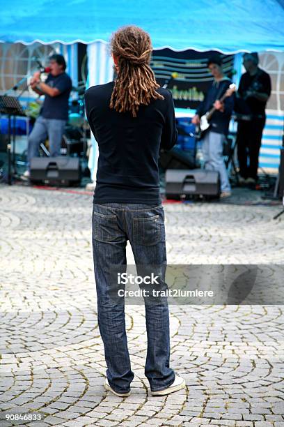 Foto de Jovem Olhando Para Um Show De Rock Amador e mais fotos de stock de Audiência - Audiência, Cantor, Espectador