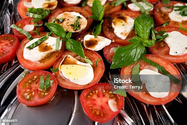 Insalata Caprese Stockfoto und mehr Bilder von Balsamico - Balsamico, Basilikum, Bauholz-Brett