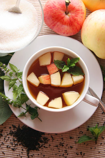 Thé avec des pommes et de menthe. - Photo