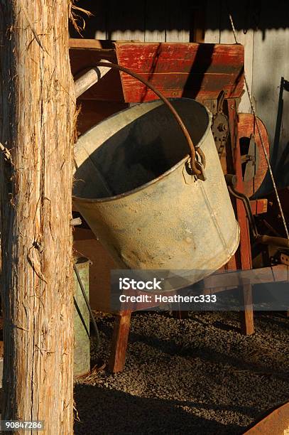 Vecchio Bucket - Fotografie stock e altre immagini di Agricoltura - Agricoltura, Arrugginito, Asta - Oggetto creato dall'uomo