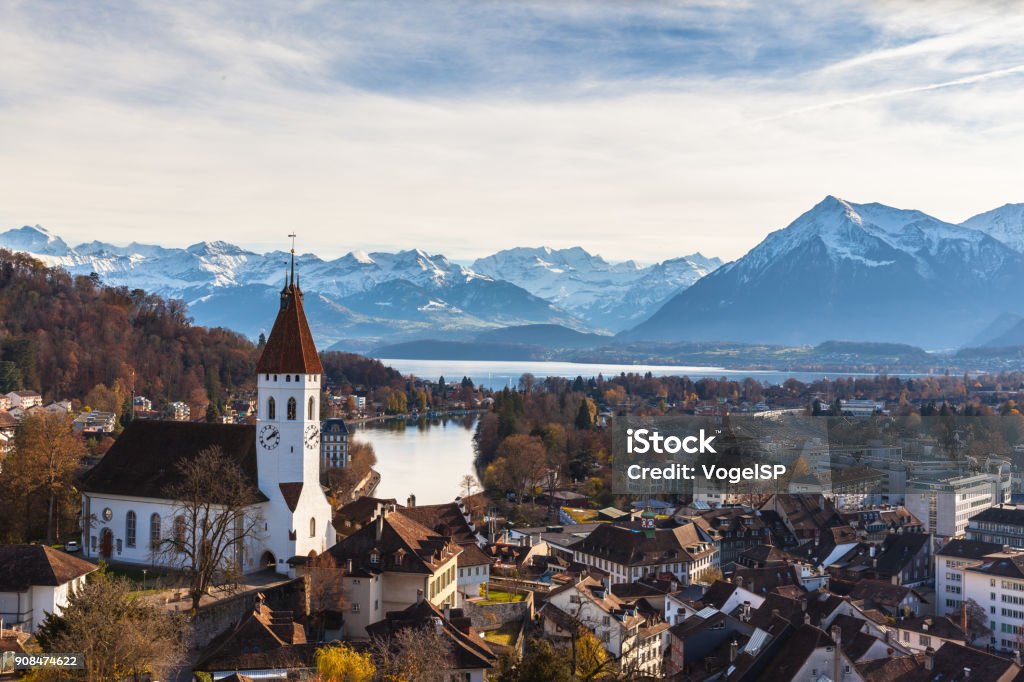 Atemberaubende Aussicht auf die Stadt Thun und den See - Lizenzfrei Thun Stock-Foto