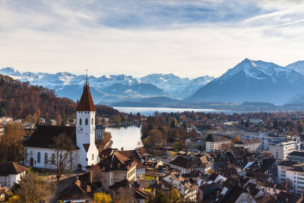 トゥーン市街や湖の景色 - berne switzerland thun jungfrau ストックフォトと画像