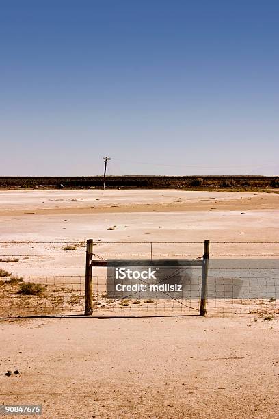 Vedação Sob Céu Limpo - Fotografias de stock e mais imagens de Ao Ar Livre - Ao Ar Livre, Arame farpado, Areia