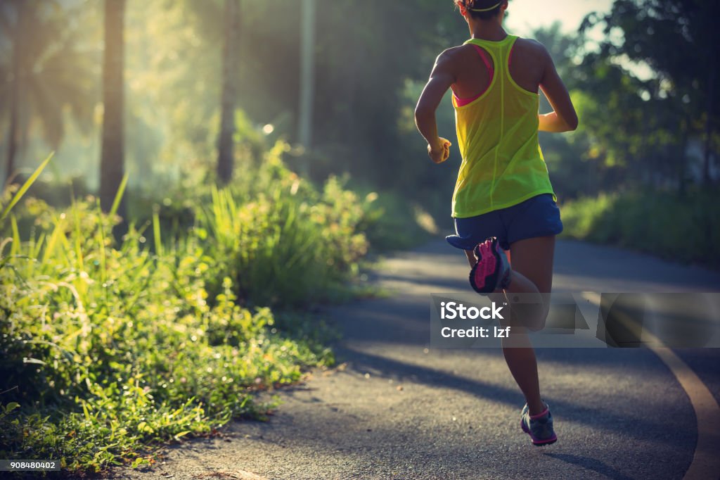 Fitness Mädchen laufen auf morgen tropische Waldweg - Lizenzfrei Rennen - Körperliche Aktivität Stock-Foto