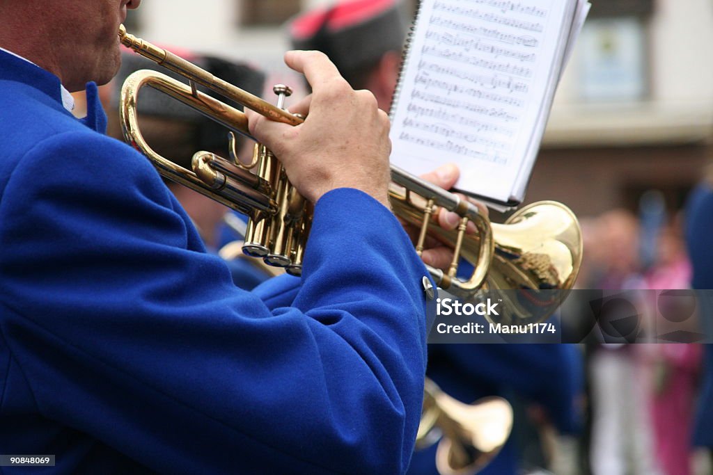 Человек играет trumpet на параде в Германии - Стоковые фото Marching Band роялти-фри