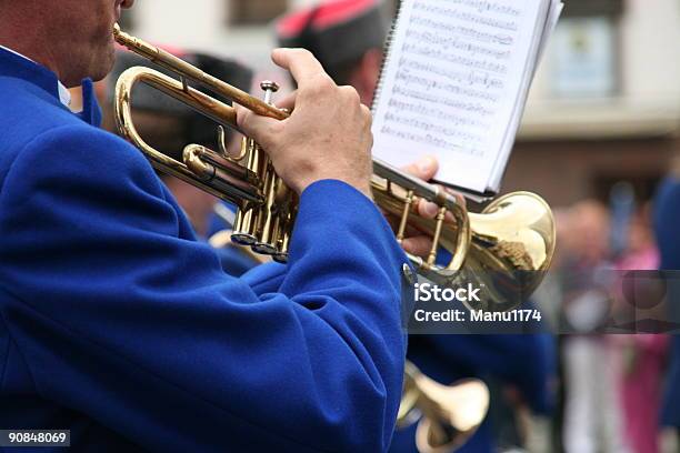 Человек Играет Trumpet На Параде В Германии — стоковые фотографии и другие картинки Marching Band - Marching Band, Парад, Маршировать