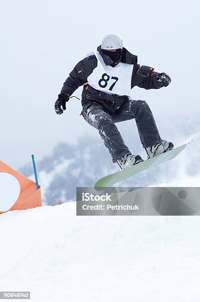 Photo libre de droit de Snowboarder De Course banque d'images et plus d'images libres de droit de Accroupi - Accroupi, Activité, Adolescence