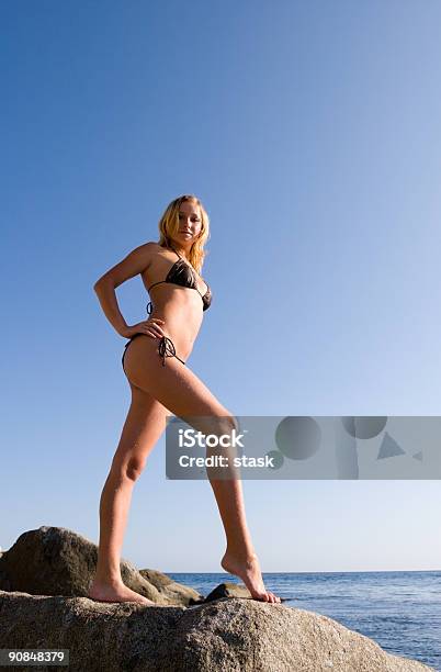 Photo libre de droit de Jeune Fille Et La Mer banque d'images et plus d'images libres de droit de Adulte - Adulte, Beauté, Beauté de la nature