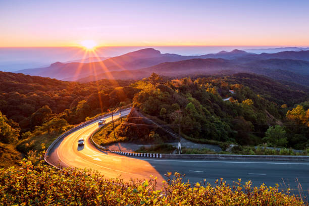 colorido amanecer en las montañas. chiang mai, tailandia. - thailand forest outdoors winding road fotografías e imágenes de stock