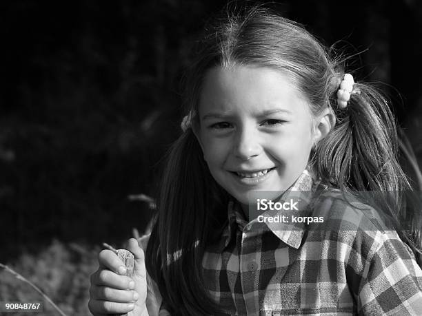Sorridente Rapariga - Fotografias de stock e mais imagens de Ao Ar Livre - Ao Ar Livre, Brincar, Cabelo castanho