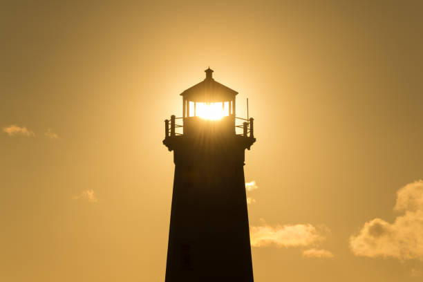 orange-kontur-leuchtturm - louisbourg stock-fotos und bilder