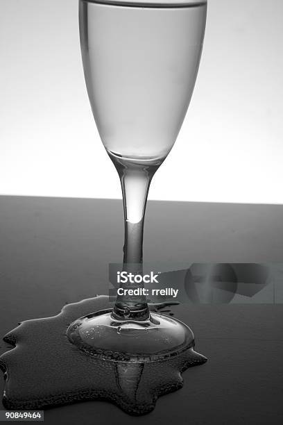 Vertido Champaign Foto de stock y más banco de imágenes de Bebida - Bebida, Bebida alcohólica, Blanco y negro