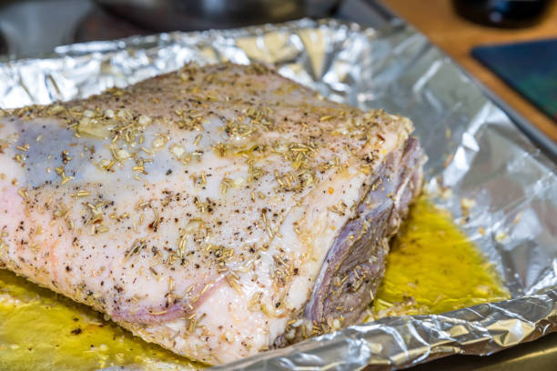 クローズ アップ生ラムモモ焙煎食材焙煎の準備を錫箔の接合 - lamb shank roast lamb leg of lamb ストックフォトと画像