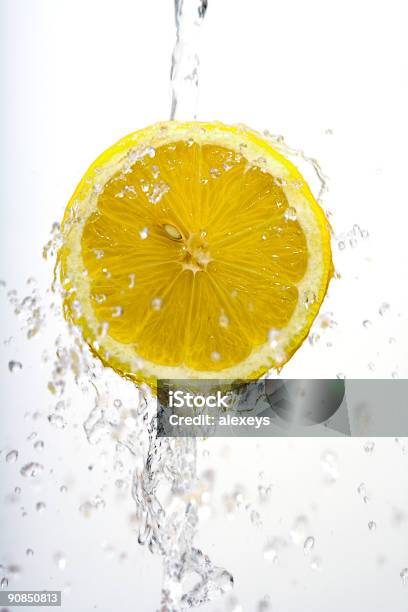 Lavaggio Mezzo Limone - Fotografie stock e altre immagini di A mezz'aria - A mezz'aria, Acqua, Acqua fluente