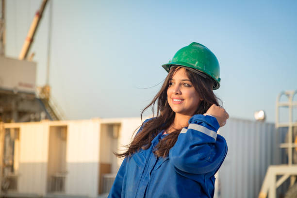 istock Female Oil Engineer at Oil Rig 908509280
