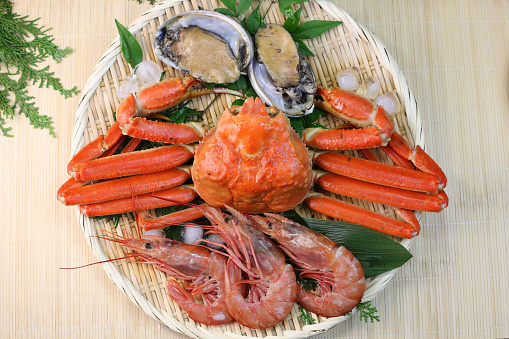 I served an abalone, a deep red snow crab, red prawns to a colander.