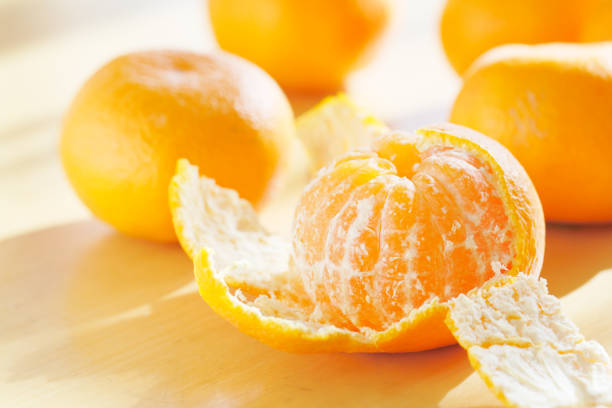 mandarin orange on the table - tangerina imagens e fotografias de stock