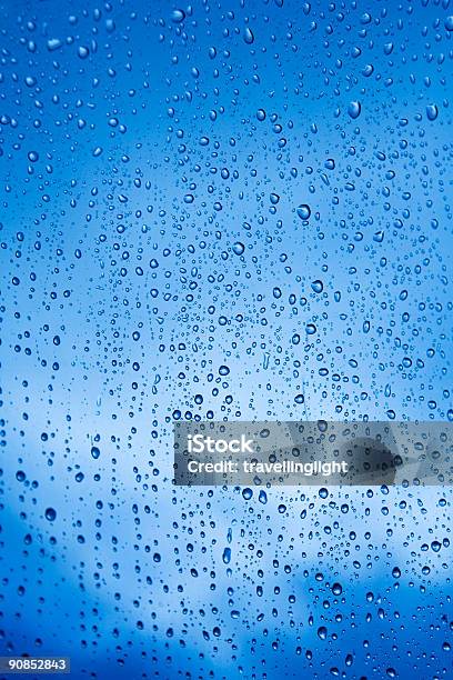 Голубой Дождь Капли Фон — стоковые фотографии и другие картинки Без людей - Без людей, Вертикальный, Влажный