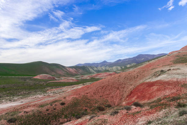 impresionantes montañas rojas - canyon rock mountain cliff fotografías e imágenes de stock