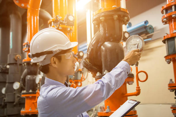 ingénieur de contrôle de pompe à eau du condenseur et manomètre, pompe à eau refroidisseur avec manomètre. - maintenance engineer industry asian ethnicity technology photos et images de collection