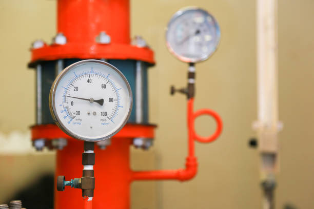 medidor de psi medidor de presión en tuberías y válvulas de incendio industria del sistema de emergencia. - valve pipe refrigeration order fotografías e imágenes de stock