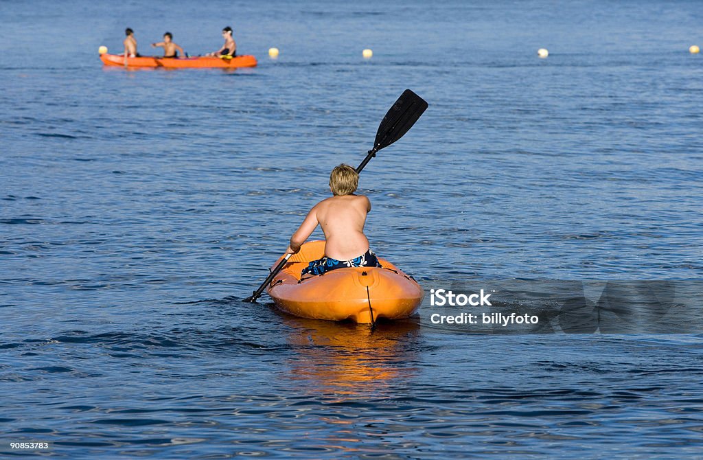 Chłopiec wiosłować w canoe - Zbiór zdjęć royalty-free (Wioślarstwo)