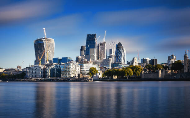 impresionante ciudad de londres con puente de la torre durante el amanecer - 30 st mary axe fotografías e imágenes de stock