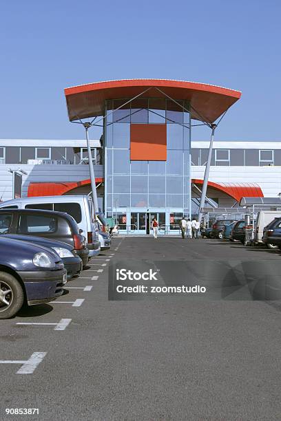 Shoppingparkplatz Stockfoto und mehr Bilder von Asphalt - Asphalt, Ausverkauf, Auto