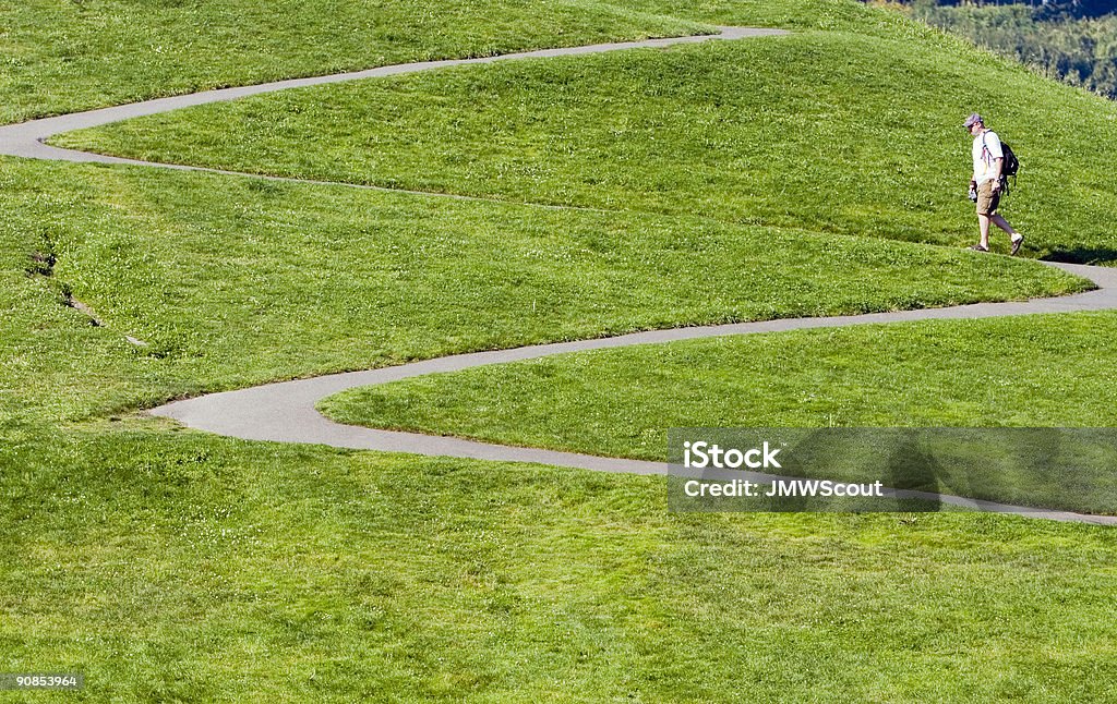 Hombre caminando en la ruta del bobinado - Foto de stock de Acantilado libre de derechos