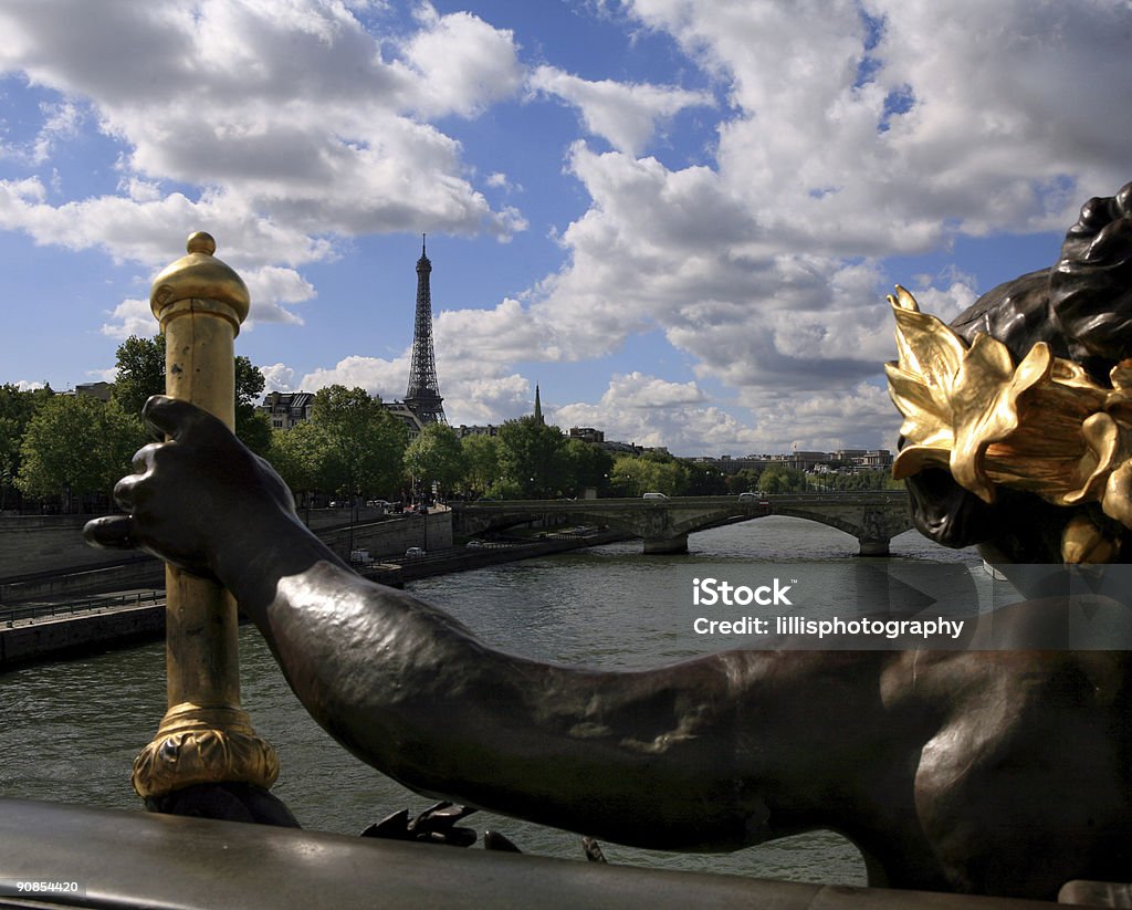 Wieża Eiffla z Pont du Alexandre, Paryż, Francja - Zbiór zdjęć royalty-free (Brąz)
