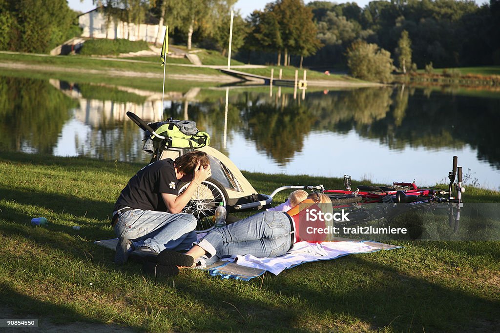 Tiempo con la familia en el lago - Foto de stock de Vagón de juguete libre de derechos