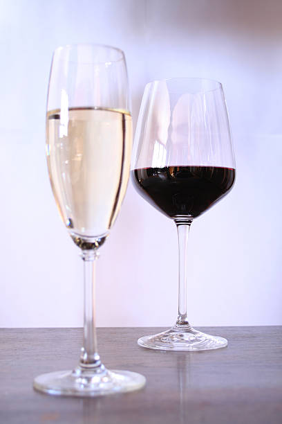 Cтоковое фото Белое и красное вино, Фокус на redwine