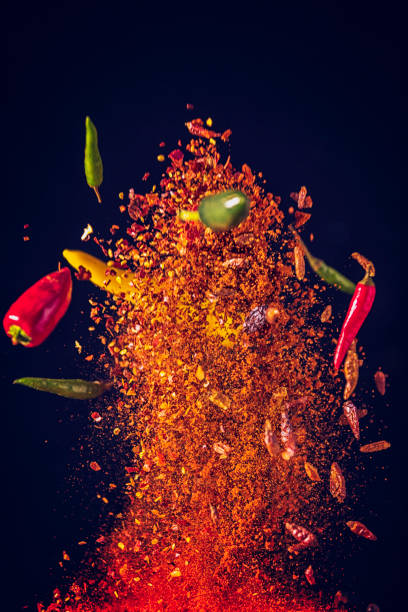 explosão de alimentos mix tempero com pimenta e manjericão - high speed flash - fotografias e filmes do acervo