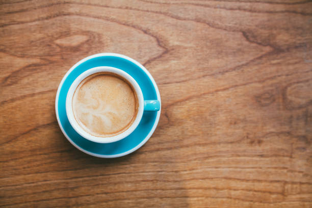 kaffeetasse auf dem schreibtisch aus holz-konzept - agrobacter stock-fotos und bilder