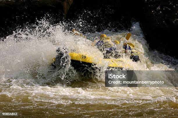 Running Den Fluss Stockfoto und mehr Bilder von Farbbild - Farbbild, Fels, Fluss