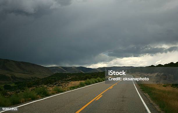 Stormy Road - Fotografie stock e altre immagini di Affilato - Affilato, Ambientazione esterna, Argentato