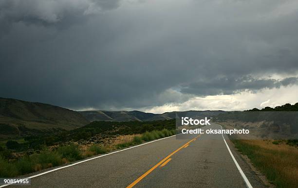Tempestuosa Road - Fotografias de stock e mais imagens de Admirar a Vista - Admirar a Vista, Afiado, Alto - Descrição Física