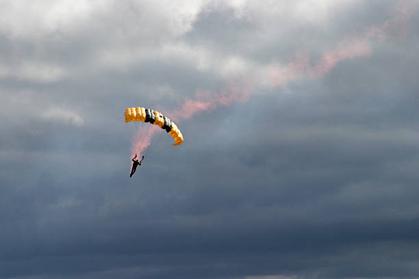 スカイダイバー 1 - skydiving parachute parachuting taking the plunge ストックフォトと画像
