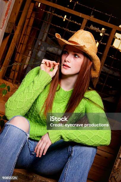 Rotes Haar Beautyportraitsteen Stockfoto und mehr Bilder von Agrarbetrieb - Agrarbetrieb, Attraktive Frau, Braun
