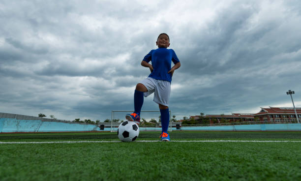 istock Young football player waiting for kick off 908553424